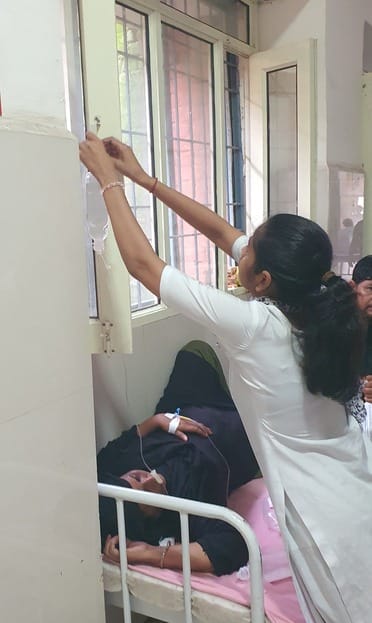 नानौता में मोहर्रम के जुलूस के बाद फूड प्वाइजनिंग का शिकार जिला अस्पताल में भर्ती युवती। नानौता में मोहर्रम के जुलूस के बाद फूड प्वाइजनिंग का शिकार जिला अस्पताल में भर्ती युवती।