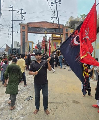 शहर के सोत नदी पर ताजिये दफन करते हुऐ। संवाद