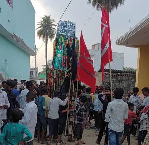 शहर के सोत नदी पर ताजिये दफन करते हुऐ। संवाद