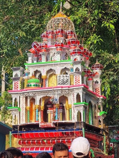 शहर के सोत नदी पर ताजिये दफन करते हुऐ। संवाद