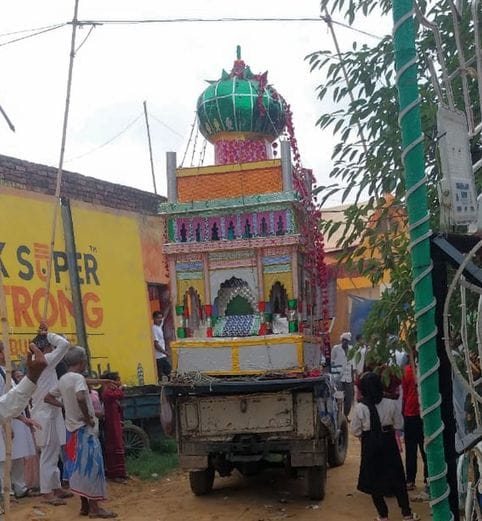 शहर के सोत नदी पर ताजिये दफन करते हुऐ। संवाद