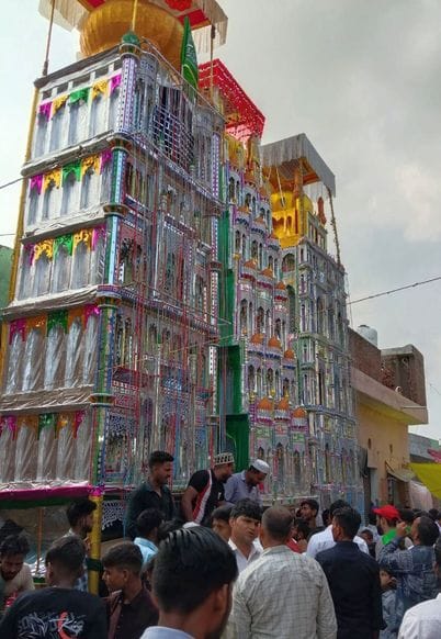 शहर के सोत नदी पर ताजिये दफन करते हुऐ। संवाद
