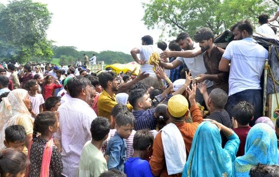 शहर के सोत नदी पर ताजिये दफन करते हुऐ। संवाद