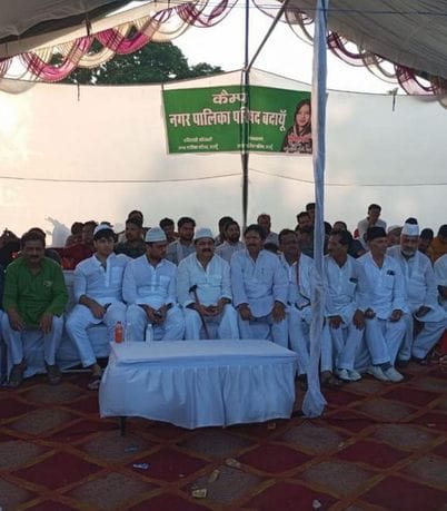 शहर के सोत नदी पर ताजिये दफन करते हुऐ। संवाद