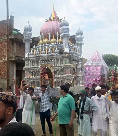 शहर के सोत नदी पर ताजिये दफन करते हुऐ। संवाद