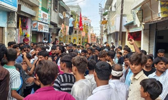 शहर के सोत नदी पर ताजिये दफन करते हुऐ। संवाद