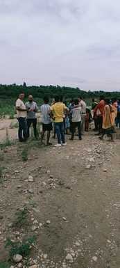 शुक्कर खड्ड में पानी के बाहर से बही प्रवासी महिला की सूचना मिलते ही घटनास्थल पर जमा हुए ग्रामीण शुक्कर खड्ड में पानी के बाहर से बही प्रवासी महिला की सूचना मिलते ही घटनास्थल पर जमा हुए ग्रामीण