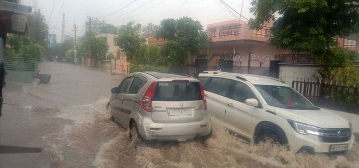 07जएनडी20: अर्बन इस्टेट में बारिश का पानी ठहरने के कारण धंसी सड़क। संवाद 07जएनडी20: अर्बन इस्टेट में बारिश का पानी ठहरने के कारण धंसी सड़क। संवाद