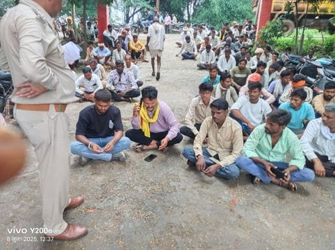 आरोपियों के खिलाफ सख्त कार्यवाही की मांग को लेकर एसडीओपी को सौंपा ज्ञापन