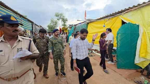 बगेश्वरधाम में एक होमस्टे सील, अन्य पर चल रहा बुलडोजर।