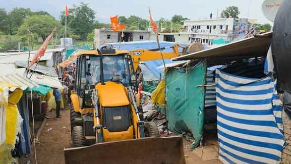 बगेश्वरधाम में एक होमस्टे सील, अन्य पर चल रहा बुलडोजर।