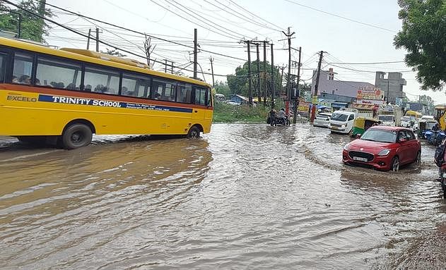 -फोटो 58 : पॉश इलाके सेक्टर-7 में भरा बारिश का पानी। संवाद