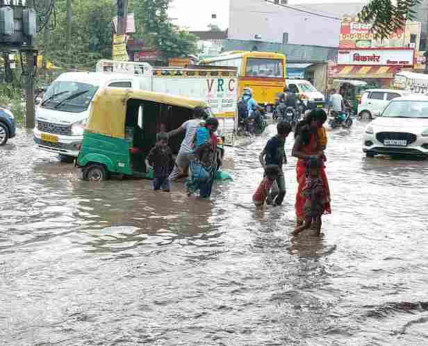 -फोटो 58 : पॉश इलाके सेक्टर-7 में भरा बारिश का पानी। संवाद