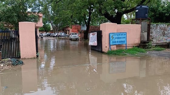 फोटो संख्या:74- मसानी चौक से भगवान परशुराम मार्ग पर भरे गंदे पानी के साइड से निकला बाइक सवार व 