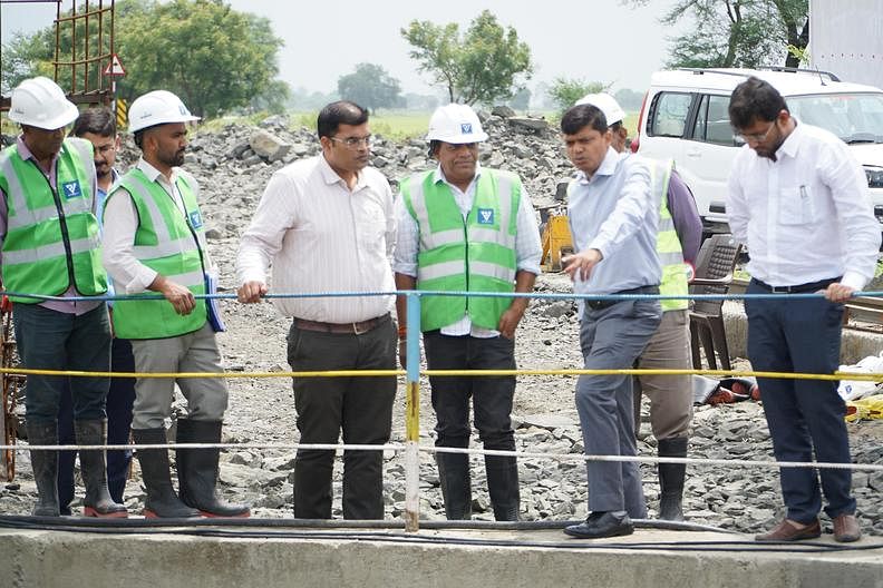 निरीक्षण करते कलेक्टर