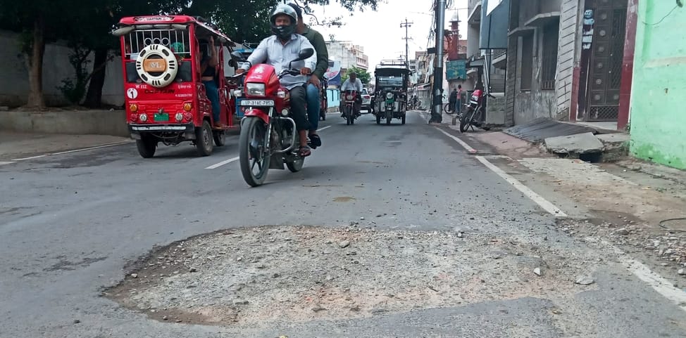 केरूगंज से अंटा चौराहा कांवड़ रूट पर अटल ऑडिटोरियम के पास खराब सड़क।  गड्ढा। संवाद