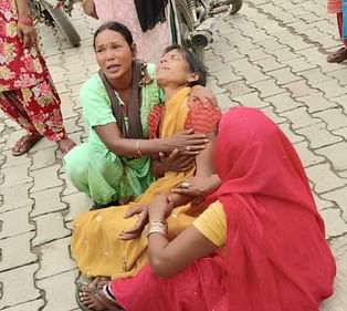 नगीना में राष्ट्रीय राजमार्ग के किनारे नीचे खेत में गिर पलटा ट्रैक्टर और जमा भीड़। संवाद