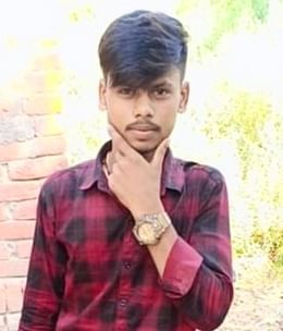 नगीना में राष्ट्रीय राजमार्ग के किनारे नीचे खेत में गिर पलटा ट्रैक्टर और जमा भीड़। संवाद