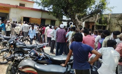 पलिया गन्ना समिति में बंद पड़ा समिति का खाद गोदाम। संवाद