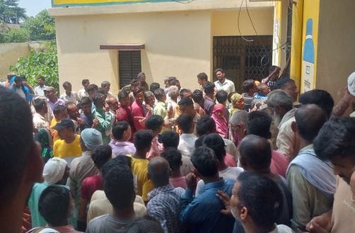 पलिया गन्ना समिति में बंद पड़ा समिति का खाद गोदाम। संवाद