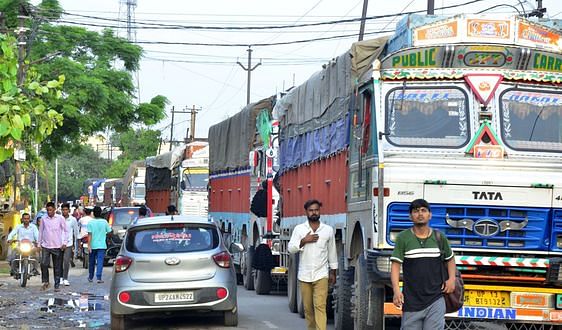 पुरानी चुंगी पर दूध के टैंकर में लगी आग बुझाते दमकल कर्मी। संवाद