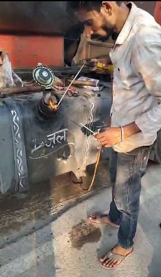 पुरानी चुंगी पर दूध के टैंकर में लगी आग बुझाते दमकल कर्मी। संवाद