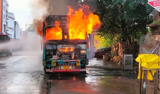 पुरानी चुंगी पर दूध के टैंकर में लगी आग बुझाते दमकल कर्मी। संवाद