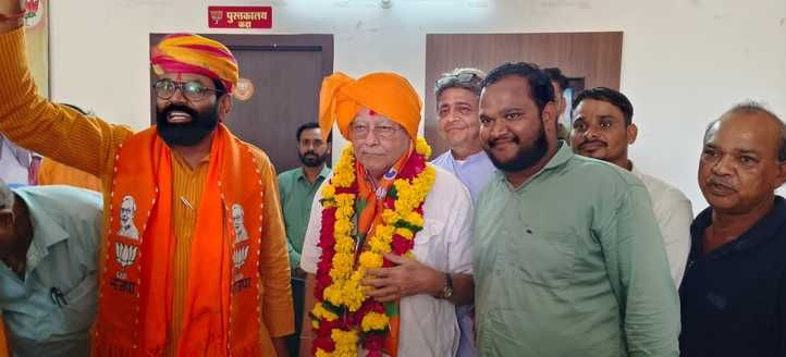 प्रधानमंत्री के भाई प्रहलाद मोदी का स्वागत करते भाजपा पदाधिकारी।