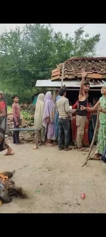 अवैध शराब के खिलाफ प्रदर्शन