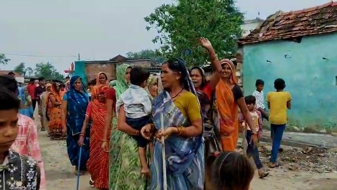 अवैध शराब के खिलाफ प्रदर्शन