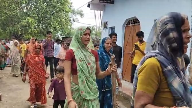 अवैध शराब के खिलाफ प्रदर्शन