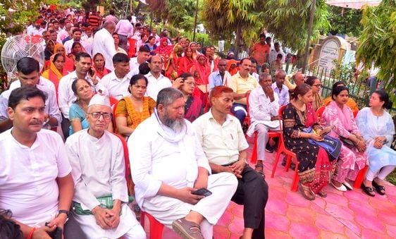 बीएसए कार्यालय परिसर में धरना देते शिक्षक संघ के पदाधिकारी। संवाद