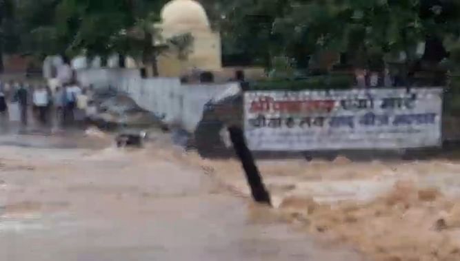 बाईक सहित नदी में बहा युवक, ग्रामीणों की मदद से बची जान।