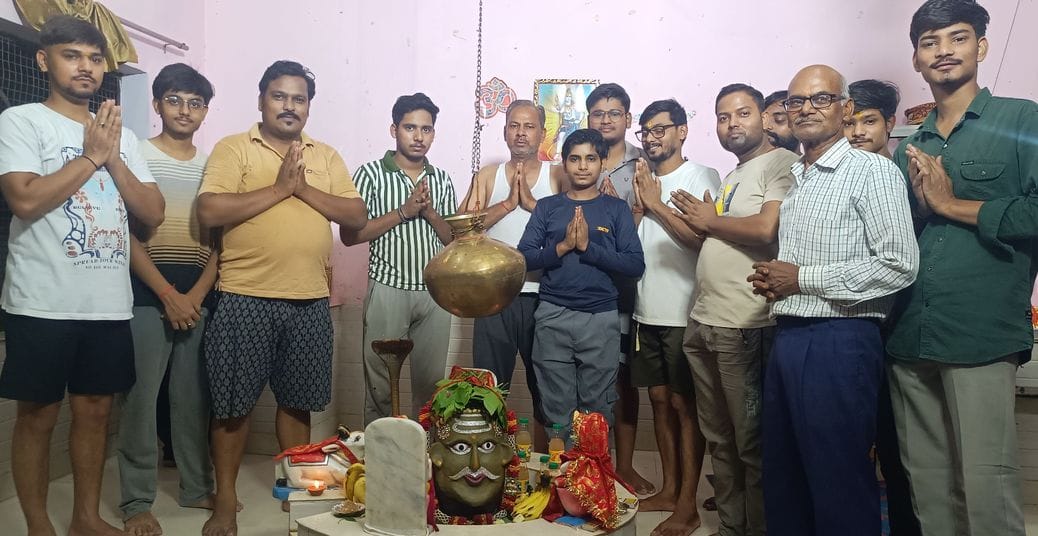 बिल्सी के कुटी मंदिर में महाकाल का शृंगार कर पूजा करते भक्त। संवाद बिल्सी के कुटी मंदिर में महाकाल का शृंगार कर पूजा करते भक्त। संवाद