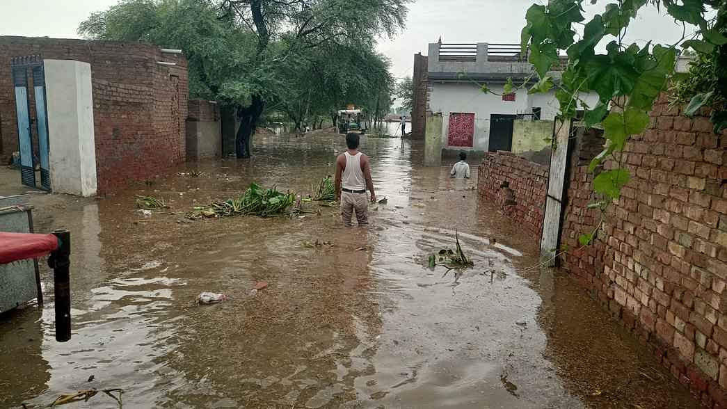 हनुमानगढ़ में भारी बारिश से कलक्टर और एसपी एसपी कार्यालय के बाहर तक पानी खड़ा।