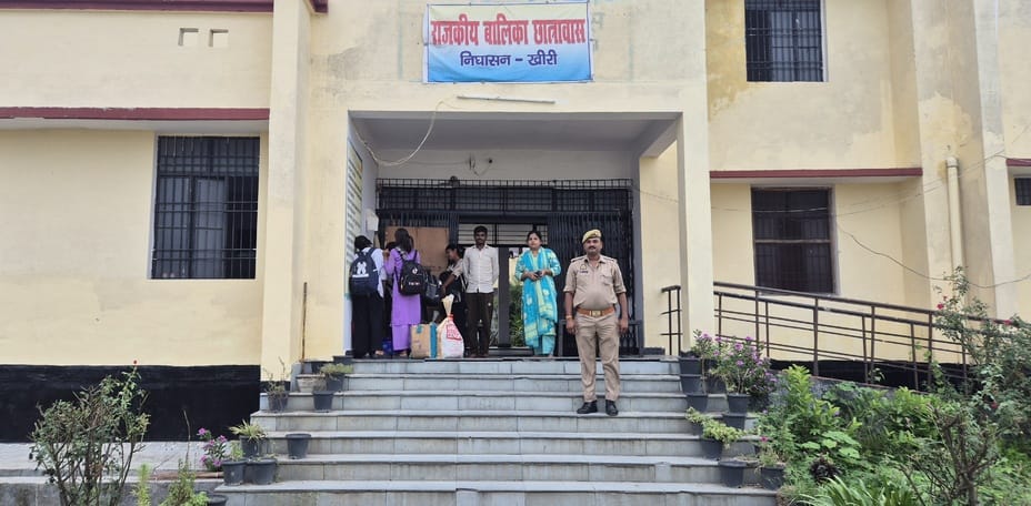 हॉस्टल में भोजन करती छात्राएं।संवाद हॉस्टल में भोजन करती छात्राएं।संवाद