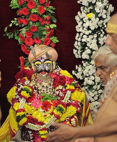 सवारी में यह स्वरूप देते है दर्शन