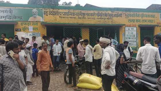 मझगईं के त्रिलोकपुर खाद गोदाम में लगी भीड़। संवाद मझगईं के त्रिलोकपुर खाद गोदाम में लगी भीड़। संवाद