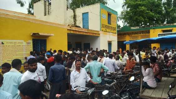 मझगईं के त्रिलोकपुर खाद गोदाम में लगी भीड़। संवाद मझगईं के त्रिलोकपुर खाद गोदाम में लगी भीड़। संवाद