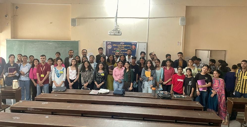 पीजी कॉलेज रामपुर में एबीवीपी के स्थापना दिवस पर मौजूद छात्र छात्राएं। स्रोत : संगठन पीजी कॉलेज रामपुर में एबीवीपी के स्थापना दिवस पर मौजूद छात्र छात्राएं। स्रोत : संगठन