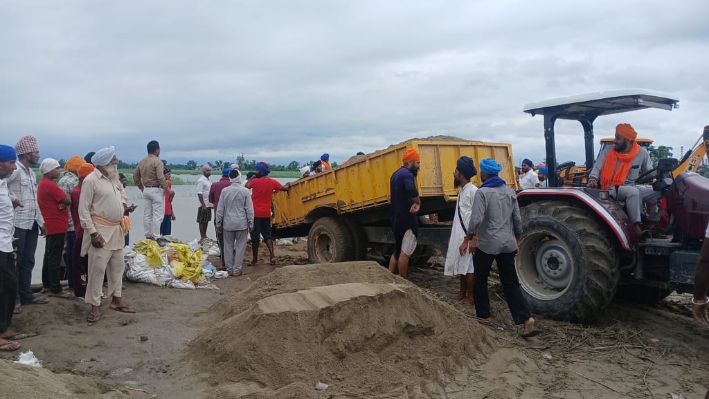 पनिया भीरा मार्ग पर अतरिया रेलवे क्रॉसिंग के आगे डाले गए पत्थर। संवाद पनिया भीरा मार्ग पर अतरिया रेलवे क्रॉसिंग के आगे डाले गए पत्थर। संवाद