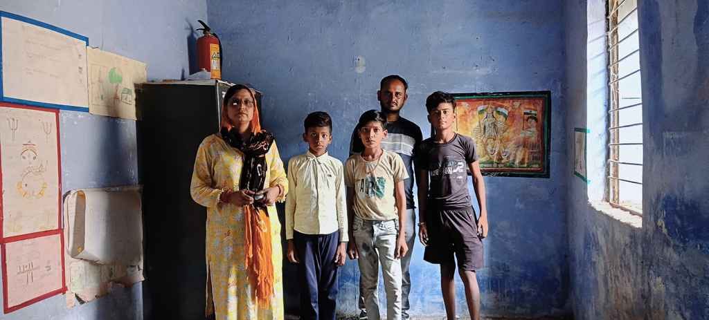 स्कूल का गिरा छप्पर स्कूल का गिरा छप्पर