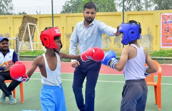 स्पोर्ट्स स्टेडियम में जिमनास्टिक में हिस्सा लेतीं बालिकाएं। संवाद