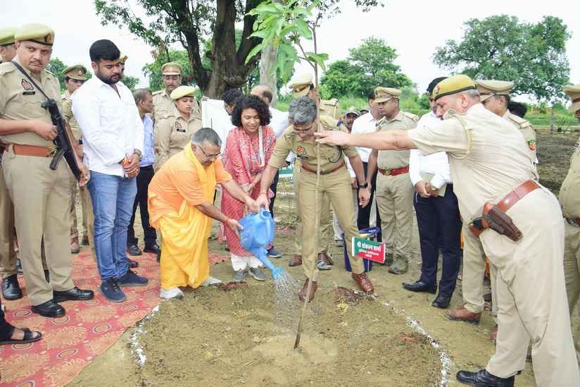 स्वशासकीय चिकित्सा महाविद्यालय परिसर में पौधारोपण करते अजमानी पब्लिक स्कूल के बच्चे। स्रोत- स्