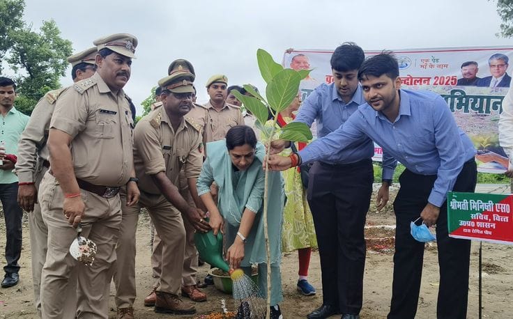 स्वशासकीय चिकित्सा महाविद्यालय परिसर में पौधारोपण करते अजमानी पब्लिक स्कूल के बच्चे। स्रोत- स्