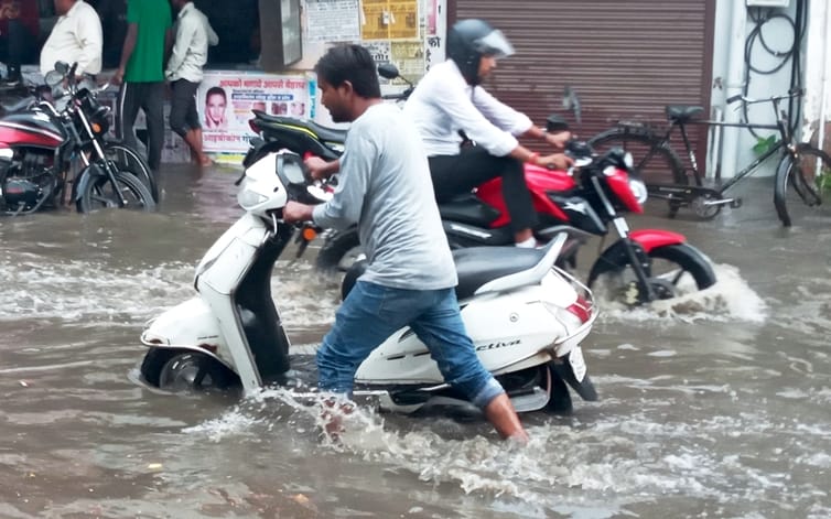 टाउन हॉल स्थित नगर निगम कार्यालय में भरा बारिश का पानी। संवाद टाउन हॉल स्थित नगर निगम कार्यालय में भरा बारिश का पानी। संवाद