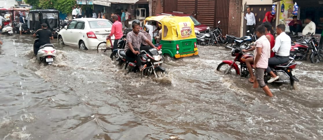 टाउन हॉल स्थित नगर निगम कार्यालय में भरा बारिश का पानी। संवाद टाउन हॉल स्थित नगर निगम कार्यालय में भरा बारिश का पानी। संवाद