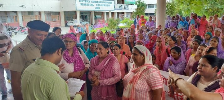 09जेएनडी13: गोहाना रोड पर विरोध प्रदर्शन करते हुए ट्रेड यूनियन के सदस्य। संवाद