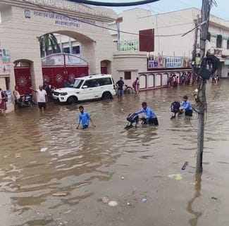 10जेएनडी30: नरवाना में बरसात के बाद पानी में बंद हुई बस। संवाद