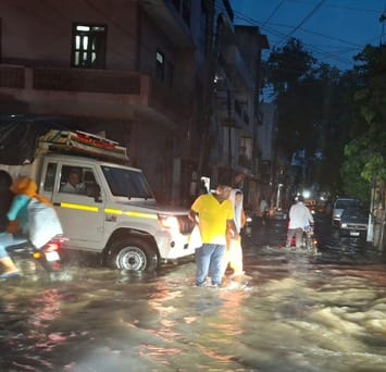 भाड़ावास गेट मार्ग पर हुआ जलभराव। संवाद भाड़ावास गेट मार्ग पर हुआ जलभराव। संवाद